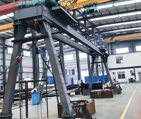 Hydraulic hatch cover lifting gantry crane starts Installation and commissioning