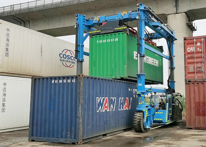 container straddle carrier