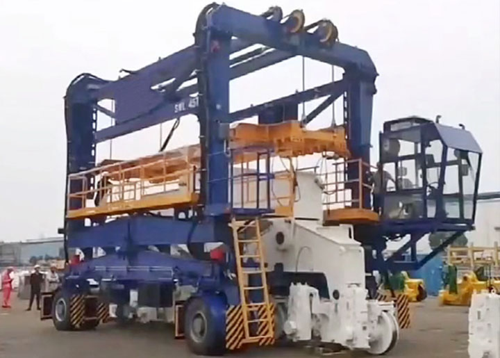 container straddle carrier
