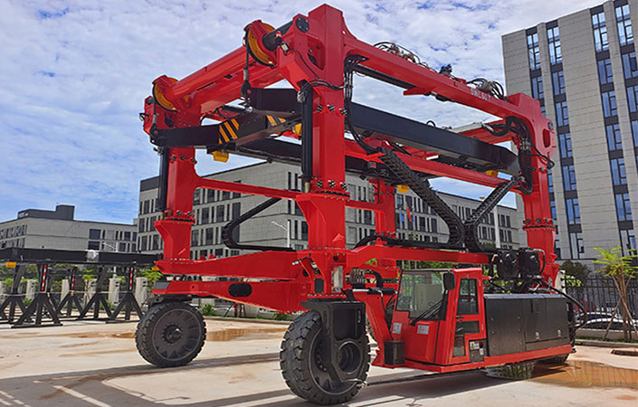 container straddle carrier