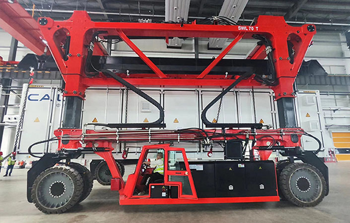 container straddle carrier
