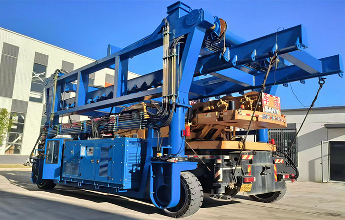 container straddle carrier